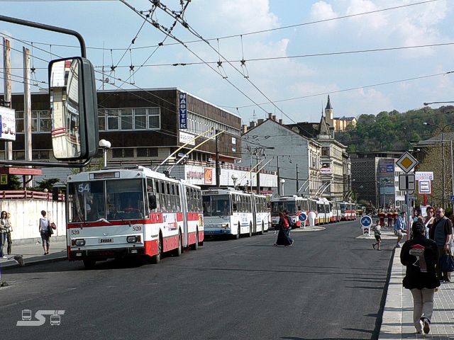 Kliknut�m okno zav�ete